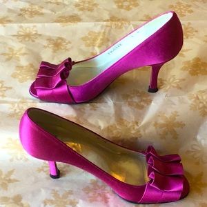 Stuart Weitzman magenta satin peep-toe pumps Women’s size 6 US